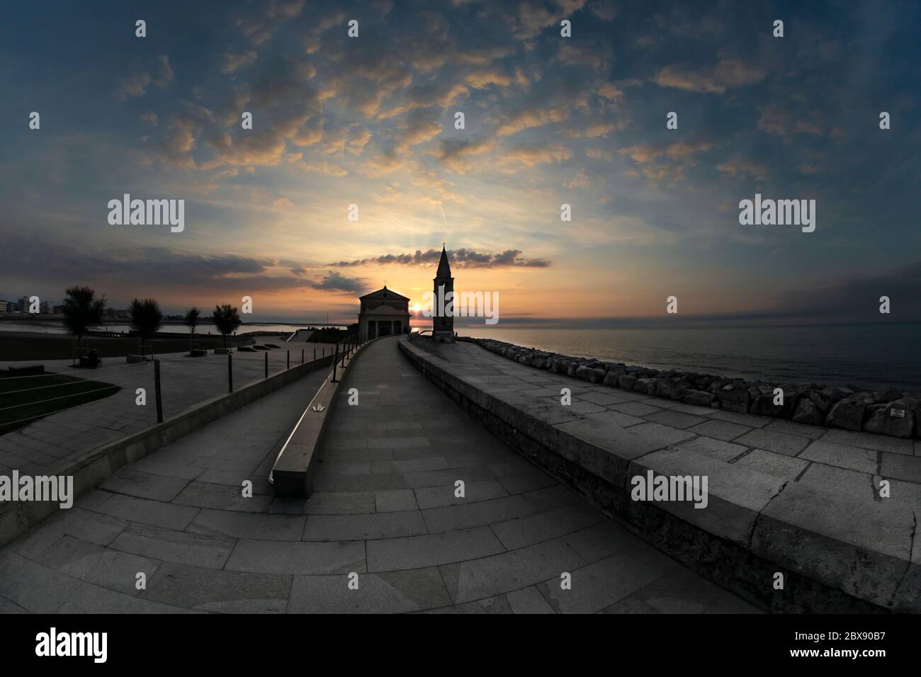 Caorle e il Santuario della Madonna dell'Angelo con mare e cielo all'alba Foto Stock