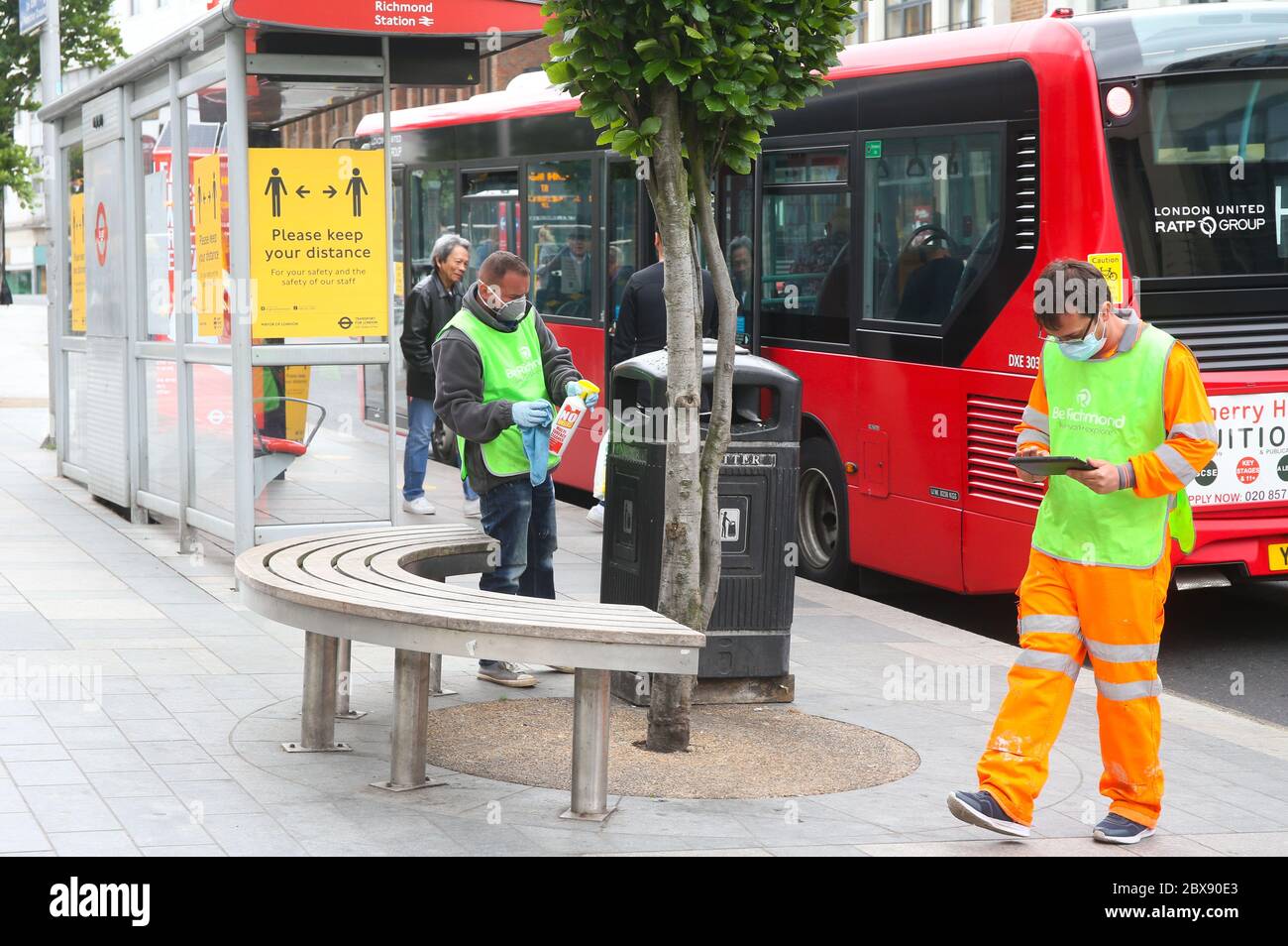 Londra, Regno Unito. 6 giugno 2020 lavoratori disinfettare contenitori fuori Richmond Station. Le istruzioni per la copertura del viso diventano obbligatorie il 15 giugno 2020. Andrew Fosker / Alamy Live News Foto Stock