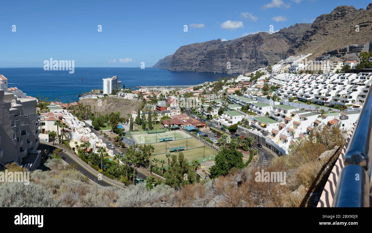 Pomeriggio Vista panoramica di Los Gigantes, Gigantes scogliere e oceano dal punto di vista sulla Quinta Avenue Centanario, isola di Tenerife, Isole Canarie, Spagna. Foto Stock