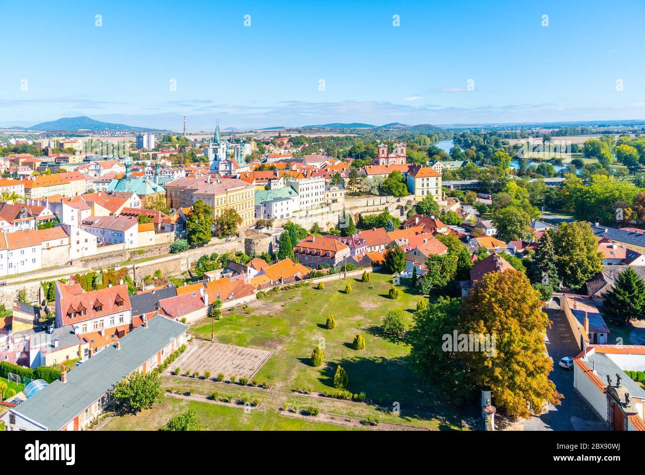 Vista aerea di Litomerice dal campanile della cattedrale nella soleggiata giornata estiva, Repubblica Ceca. Foto Stock