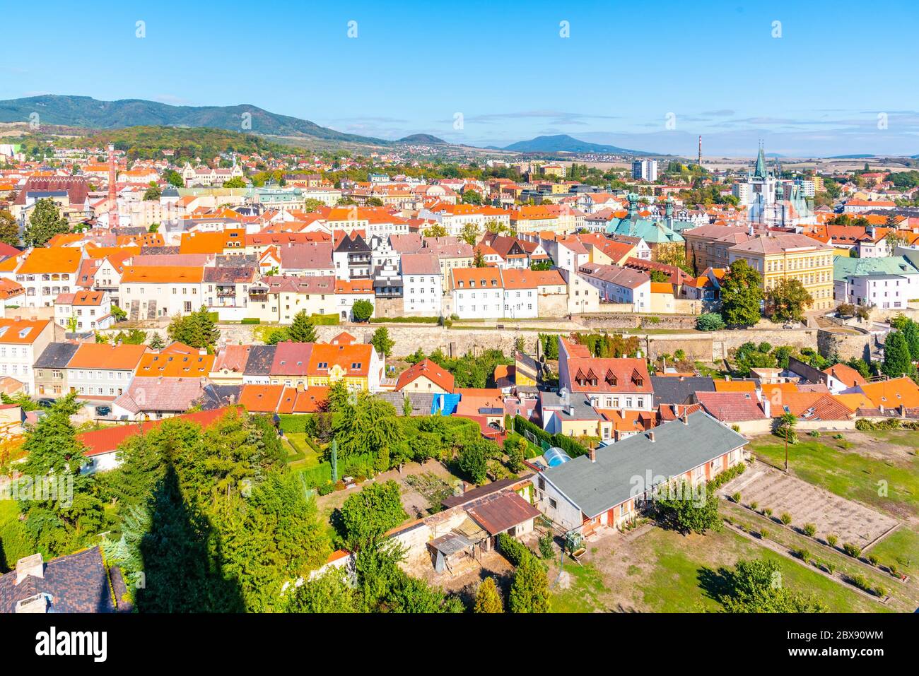 Vista aerea di Litomerice dal campanile della cattedrale nella soleggiata giornata estiva, Repubblica Ceca. Foto Stock