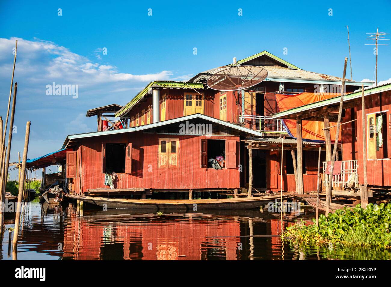 Case galleggianti in legno sul lago Inle a Shan, Myanmar, ex Birmania in Asia Foto Stock