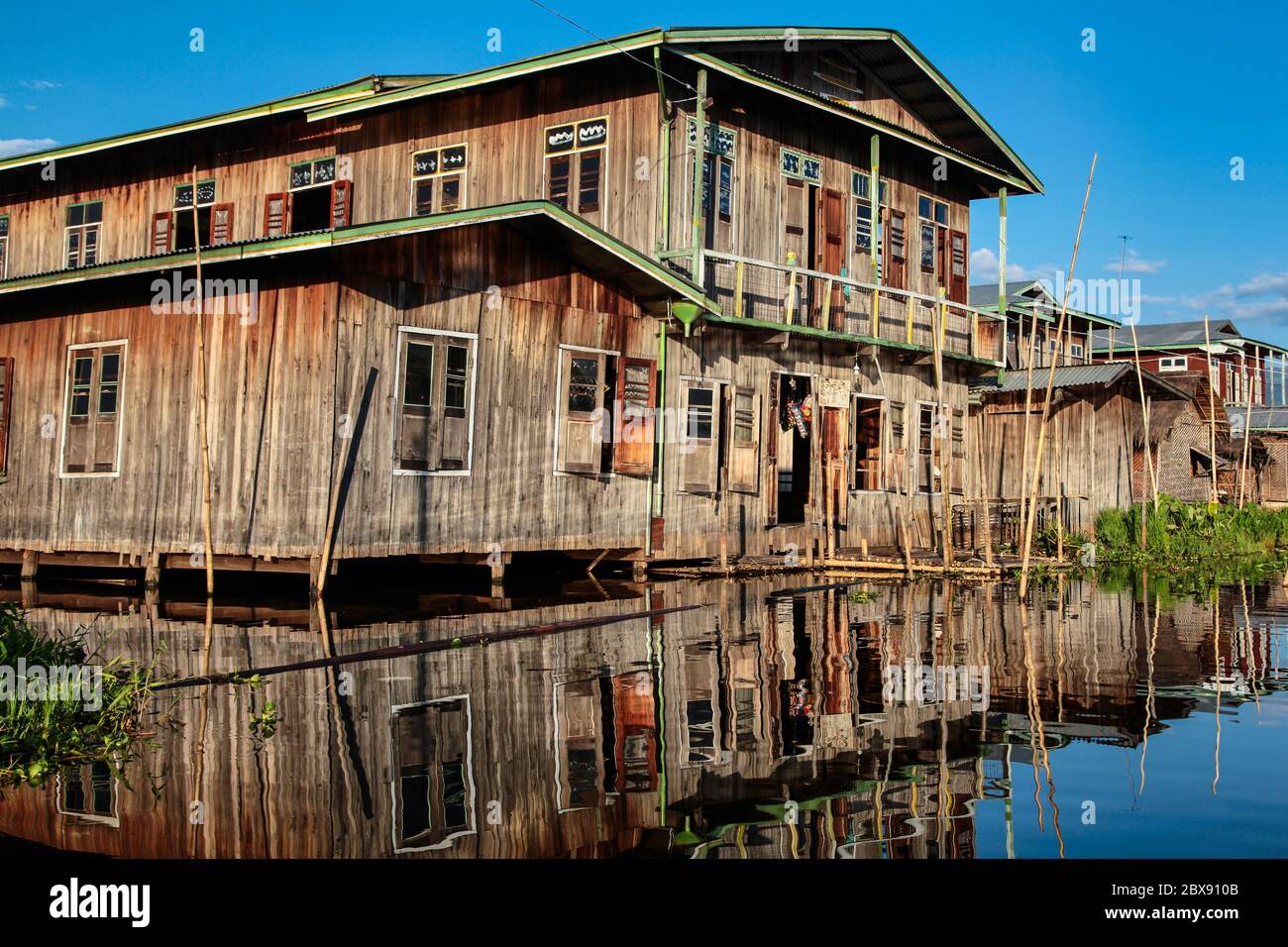 Case galleggianti in legno sul lago Inle a Shan, Myanmar, ex Birmania in Asia Foto Stock