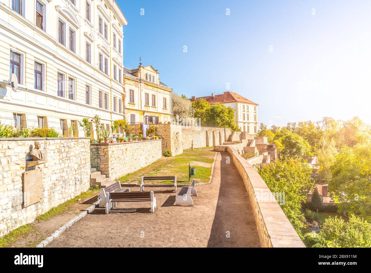 Mura di fortificazione e bailey nel centro storico della città di Litomerice, Repubblica Ceca. Foto Stock