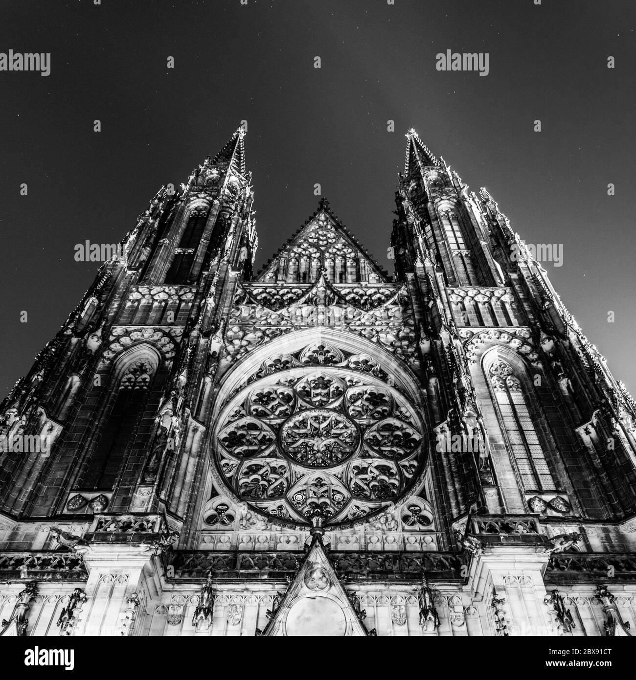 Vista frontale della cattedrale di San Vito nel Castello di Praga di notte, Praga, Repubblica Ceca. Immagine in bianco e nero. Foto Stock