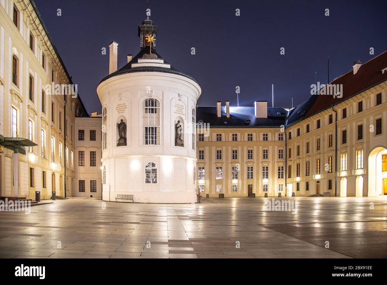 Case medievali e vecchia fontana potabile nel Golden Lane di notte, Castello di Praga, Repubblica Ceca. Foto Stock