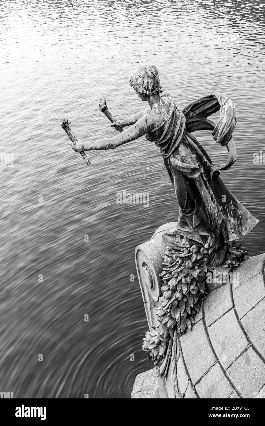 Figura donna portacolori - decorazione in bronzo del ponte di Svatopluk sul fiume Moldava a Praga, Repubblica Ceca. Immagine in bianco e nero. Foto Stock