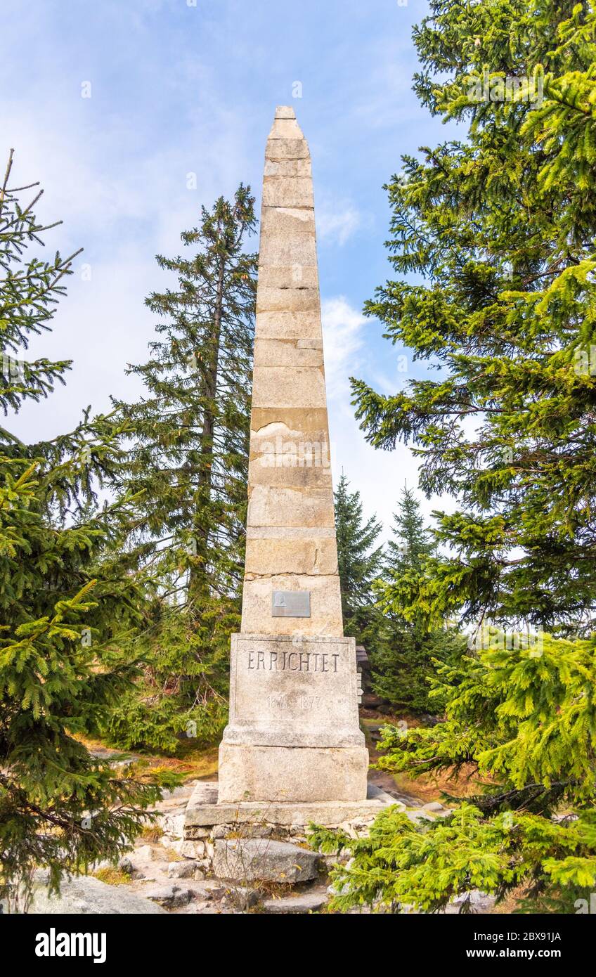 Monumento in pietra di Adalbert Stifter - scrittore di Sumava tumains - sopra il lago di Plechy, Sumava National Park, Repubblica Ceca. Foto Stock