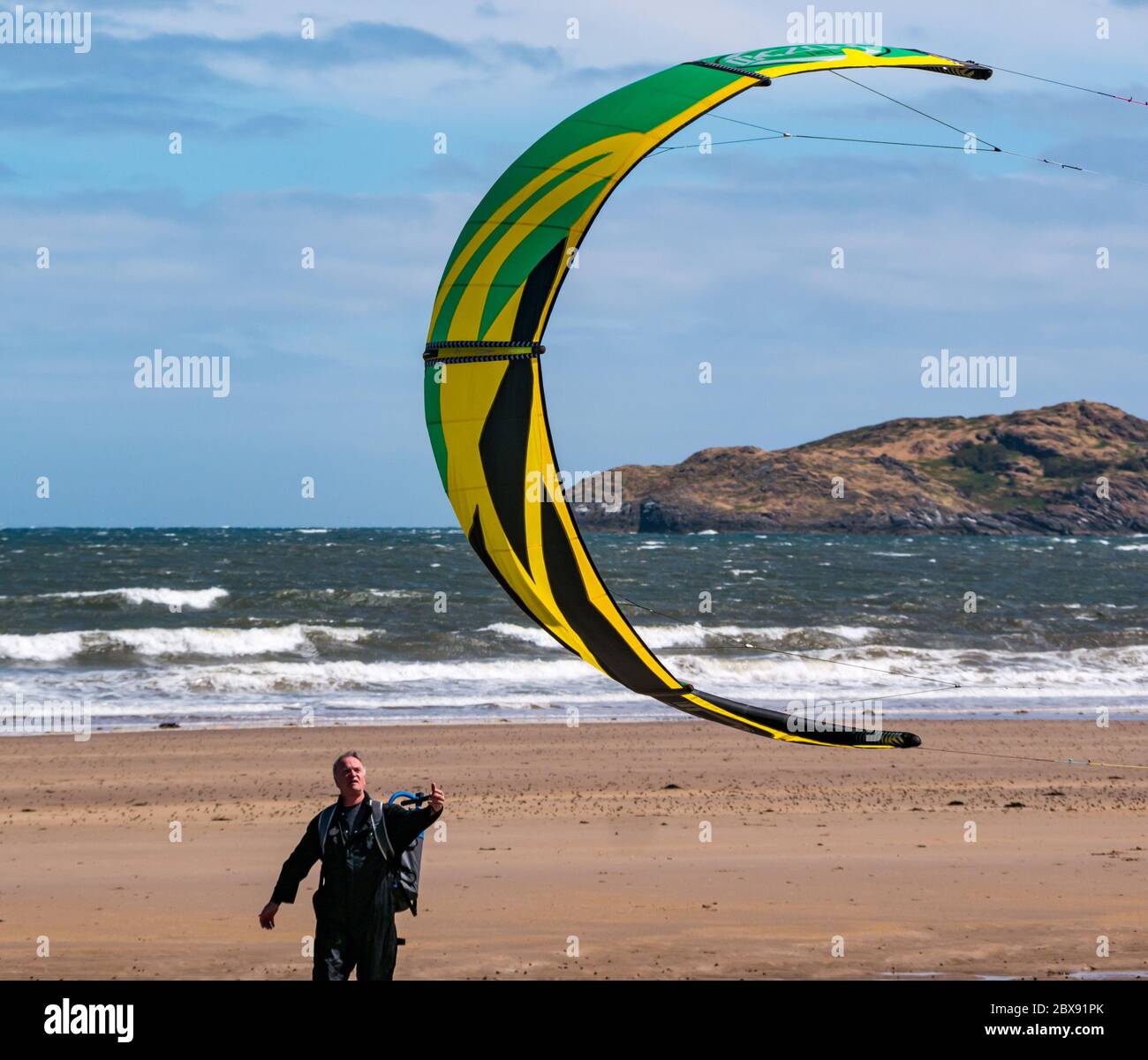 Firth of Forth, Scozia, Regno Unito, 6 giugno 2020. UK Weather: Un kite surfer ritorna al mare dopo il blocco di alleggerimento permette alcuni sport all'aperto. Dopo un inizio noioso in una giornata tempesta il sole è uscito per creare le giuste condizioni a Broadsands Bay Foto Stock