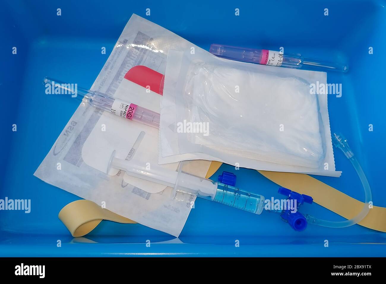 Huelva, Spagna - 6 giugno 2020: Un vassoio di cannula endovenosa pronto per l'uso con un paziente Foto Stock