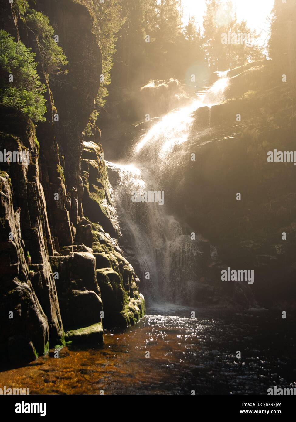 Cascata di Kamienczyk vicino SzklarskaPoreba in montagna Gigante o Karkonosze, Polonia. Esposizione prolungata. Foto Stock