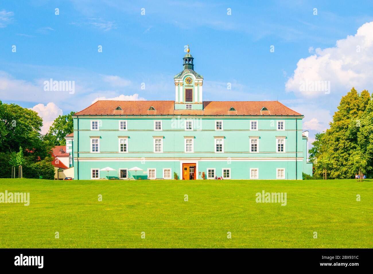 Prato verde di fronte al rinascimento chateauin Dacice. Ristrutturato in stile barocco e Impero. Repubblica Ceca. Foto Stock