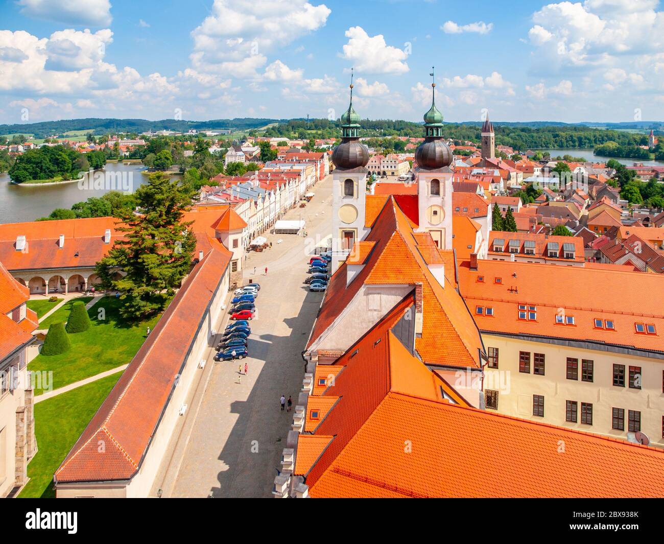 Veduta aerea di Telc con la piazza principale e le torri della chiesa del Santo Nome di Gesù, Repubblica Ceca. Sito patrimonio dell'umanità dell'UNESCO. Foto Stock