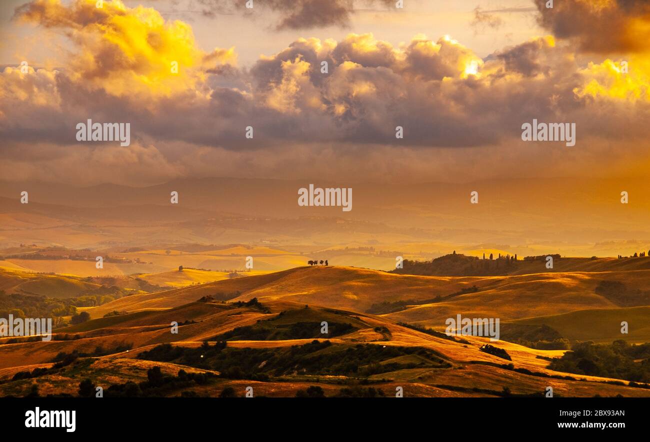 Serata con un suggestivo paesaggio torbido in Toscana, Italia. Foto Stock