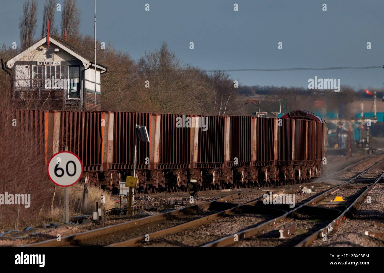 Treno merci di carri carrello di ferro vuoto che passa da Wrawby Junction, Barnetby (Lincs) Foto Stock