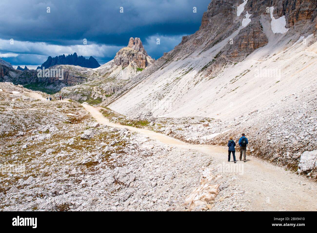 Escursionisti di montagna con bastoni trekking passeggiate sul sentiero roccioso in montagna. Tema Nordic Walking. Foto Stock