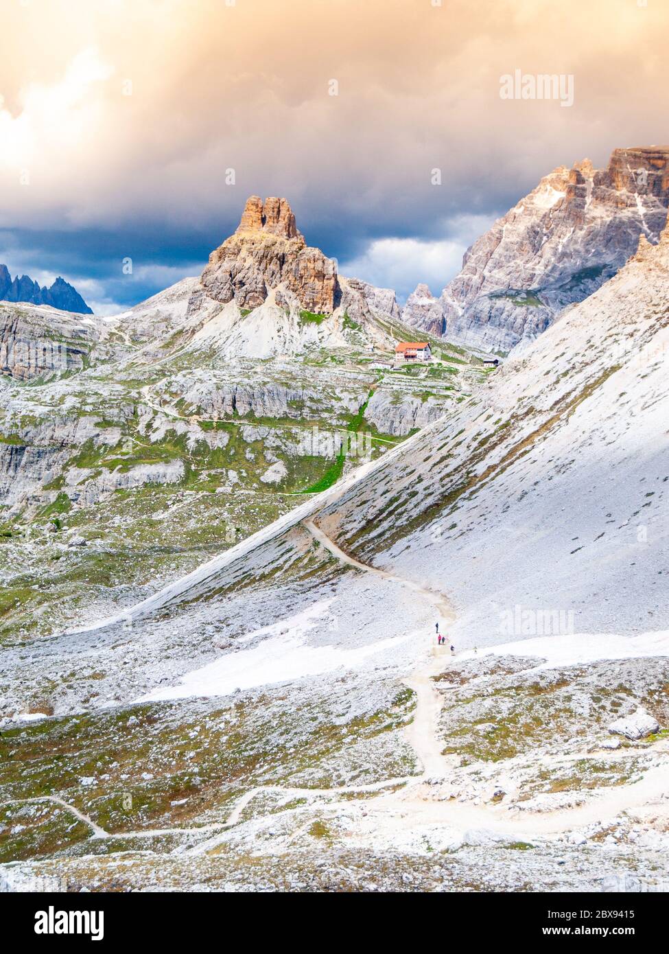 Tre Cime Hut, alias Dreizinnenhutte o Rifugion Antonio Locatelli con Torre di Toblin, aka Toblinge Knoten, sullo sfondo, Dolomiti, Italia. Foto Stock