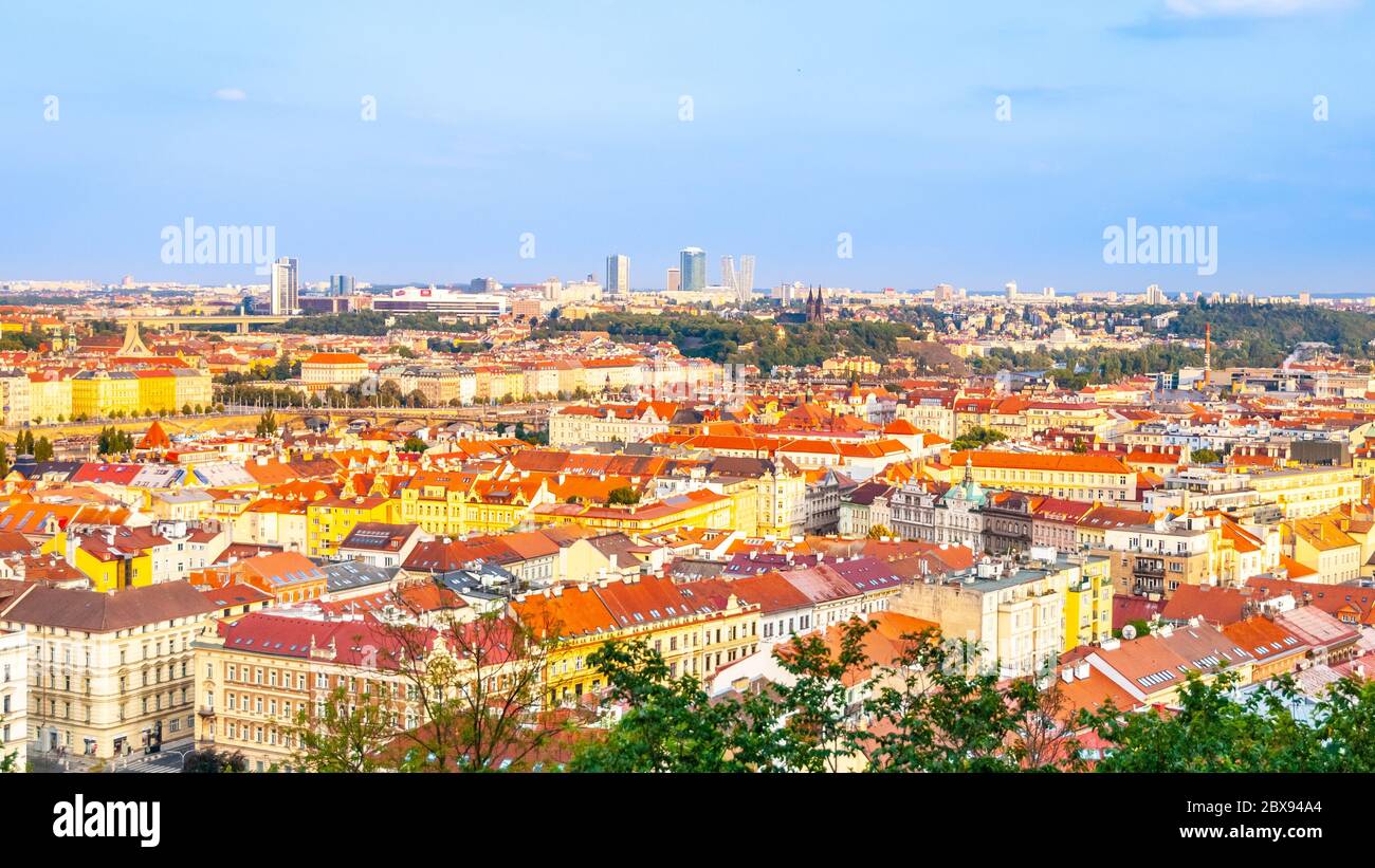 Paesaggio urbano di Praga. Skyline con un edificio moderno di Pankrac. Giornata estiva soleggiato, Praha, Repubblica Ceca. Foto Stock