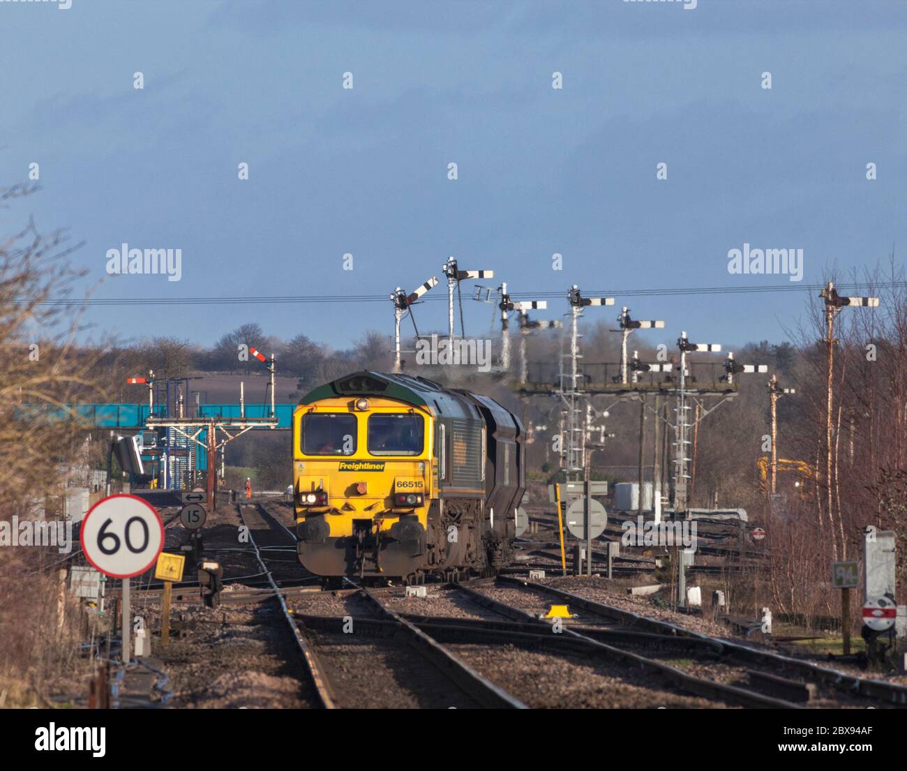 Locomotiva diesel Freightliner classe 66 66515 che passa i segnali del semaforo meccanico a Wrawby Junction, Barnetby (Lincs) con un treno a carbone Foto Stock