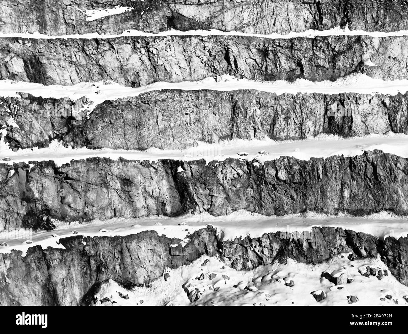 Vecchia cava di pietra di montagna nelle Alpi Tirolo vicino Fieberbrunn, Austria, Europa. Immagine in bianco e nero. Foto Stock