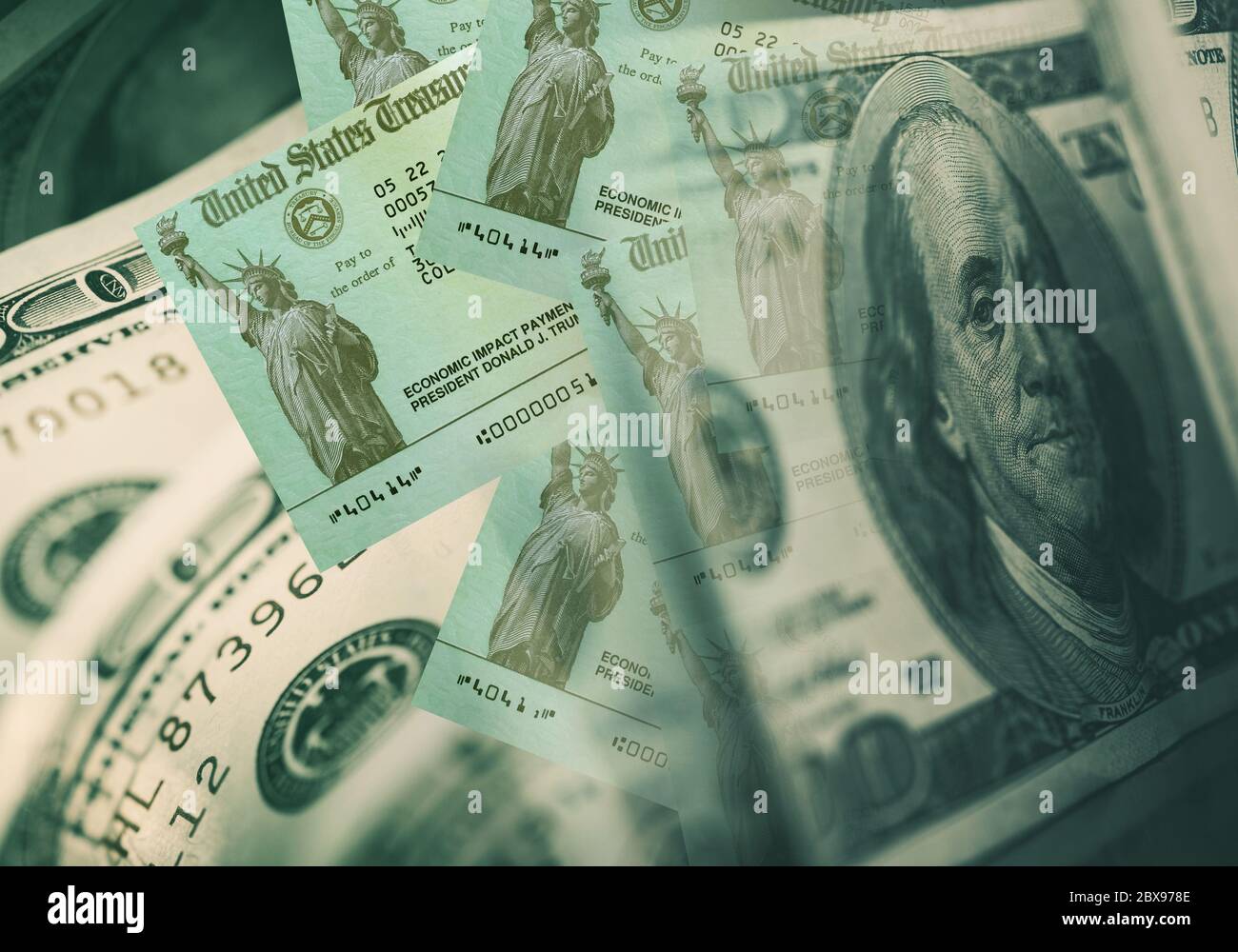 Concetto di assegni di pagamento a impatto economico. Stati Uniti d'America Virus Outbreak Cash Relief. Assegni e banconote in dollari. Foto Stock