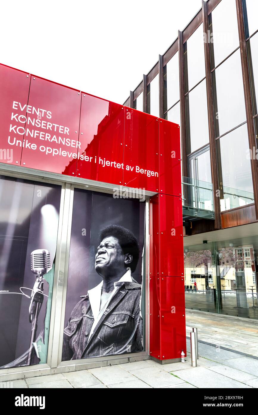Esterno della Sala Grieg e poster di Charles Bradley, Edvard Griegs' Square, Bergen, Norvegia Foto Stock