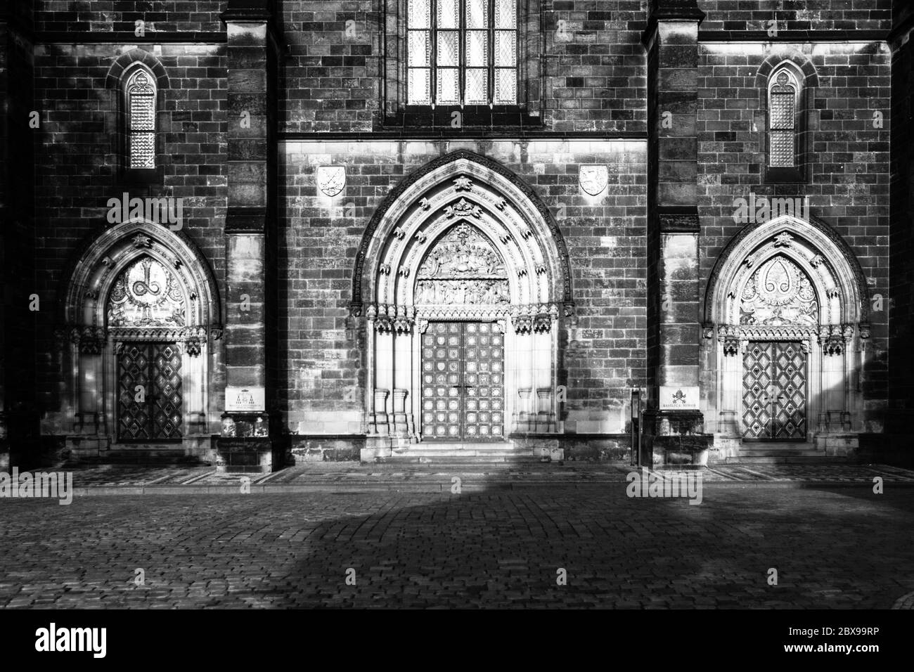 Portale d'ingresso in stile gotico della Basilica di San Pietro e Paolo a Vysehrad, Praga, Repubblica Ceca. Immagine in bianco e nero Foto Stock