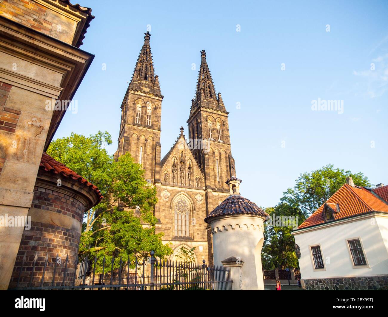 Basilica di San Pietro e Paolo nel complesso di Vysehrad, Praga, Repubblica Ceca. Foto Stock