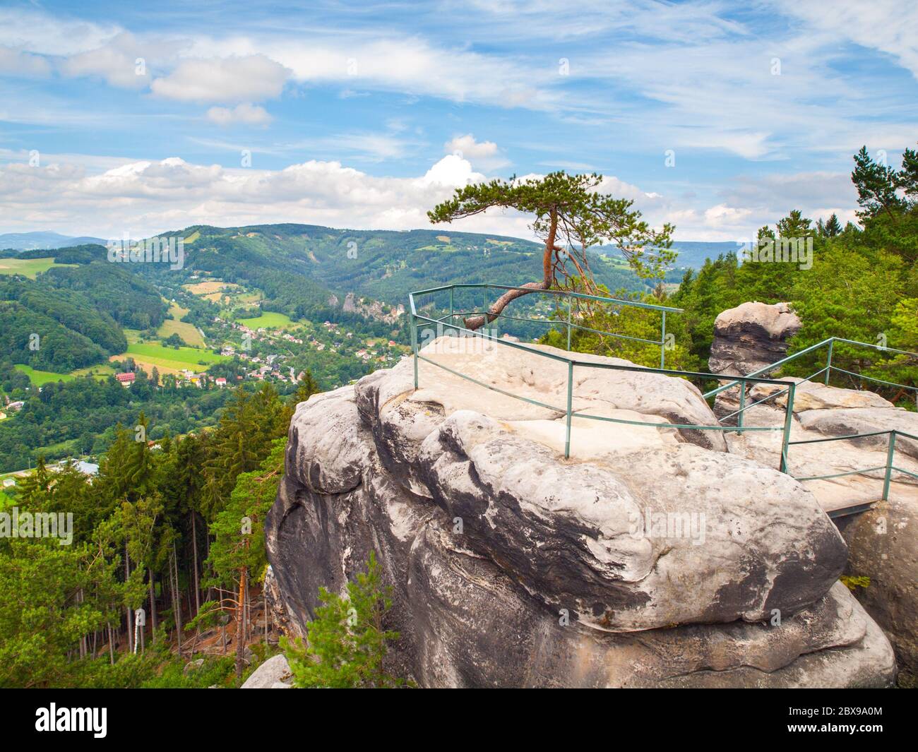 Punto di vista sopra la valle di Jizera in arenaria paesaggio di paradiso Boemo, rocce di Besedice, Repubblica Ceca. Foto Stock