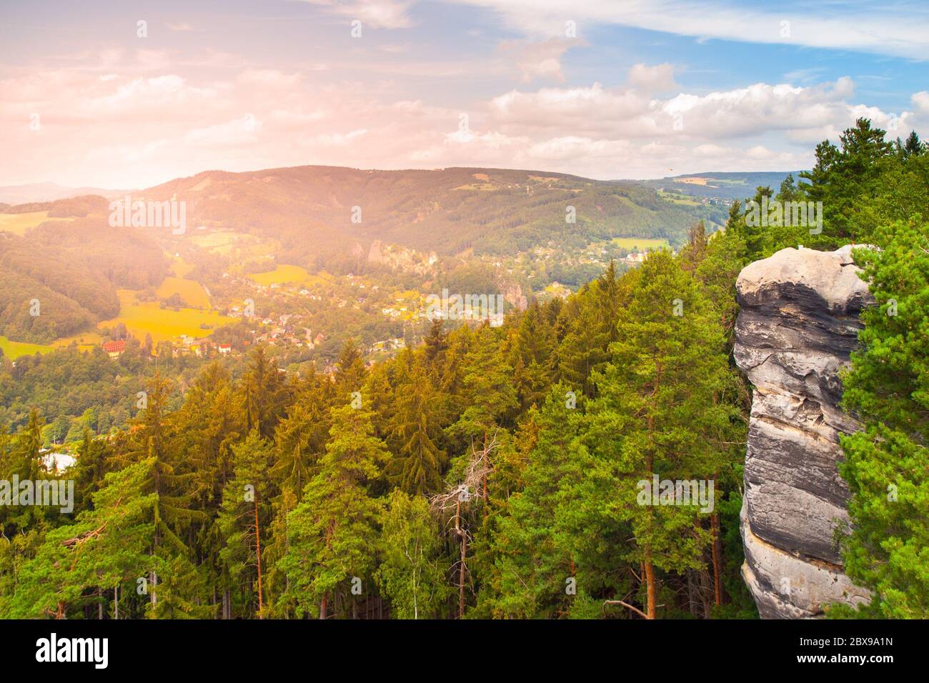 Punto di vista sopra la valle di Jizera in arenaria paesaggio di paradiso Boemo, rocce di Besedice, Repubblica Ceca. Foto Stock