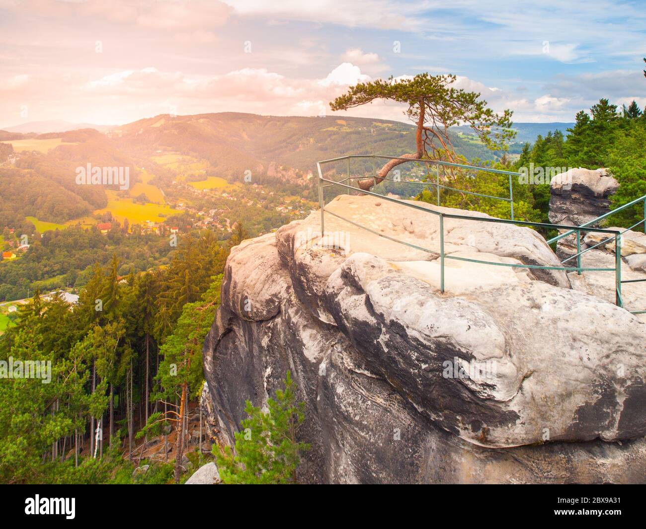 Punto di vista sopra la valle di Jizera in arenaria paesaggio di paradiso Boemo, rocce di Besedice, Repubblica Ceca. Foto Stock