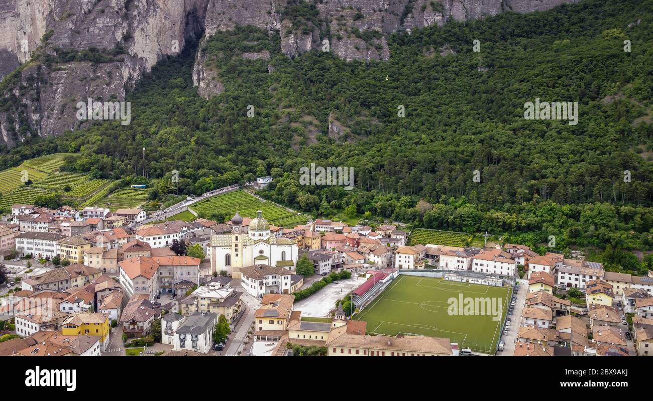 Veduta aerea del paese di Mezzocorona in Trentino Alto Adige - Italia settentrionale: Incantevole borgo nel cuore della piana Rotaliana Königsberg Foto Stock