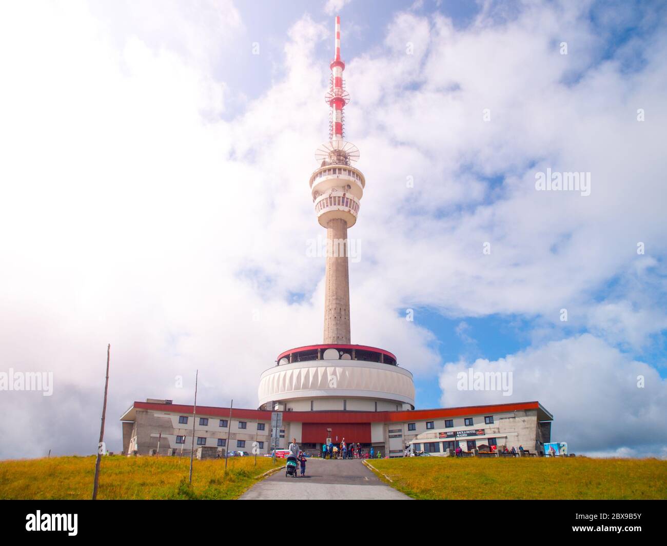 Trasmettitore TV e torre di osservazione sulla cima del Monte Praded, Hruby Jesenik, Repubblica Ceca. Foto Stock