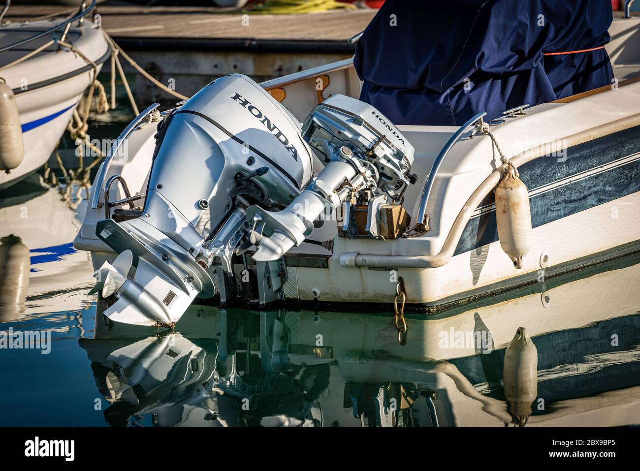 Primo piano di un motoscafo ormeggiato nel porto con due motori fuoribordo Honda. Liguria, Italia, Europa Foto Stock