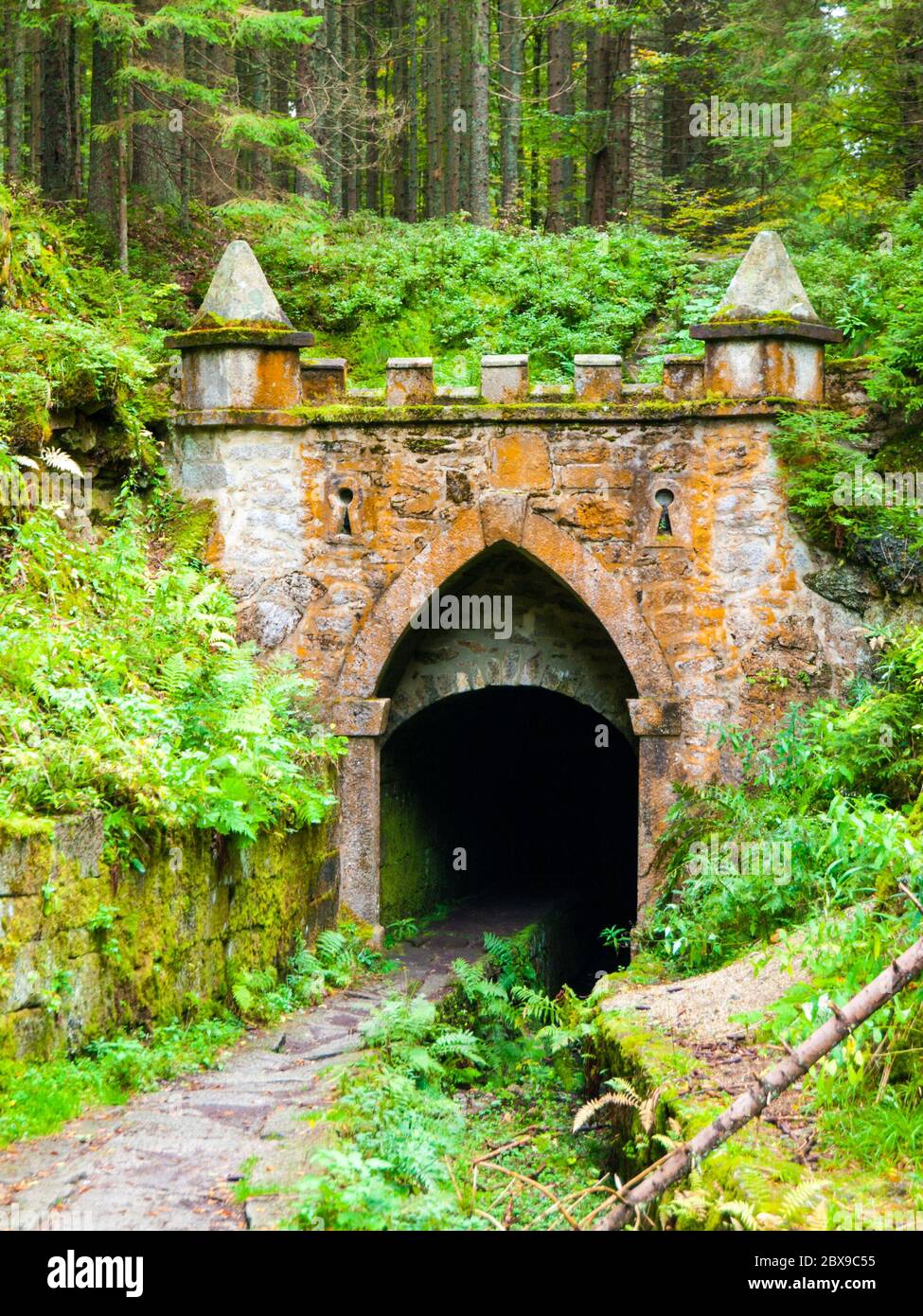 Ingresso superiore al tunnel dello storico canale di navigazione Schwarzenberg, montagne Sumava, Repubblica Ceca. Foto Stock