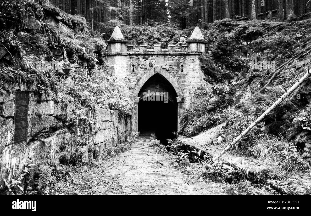 Ingresso superiore al tunnel dello storico canale di navigazione Schwarzenberg, montagne Sumava, Repubblica Ceca. Immagine in bianco e nero. Foto Stock