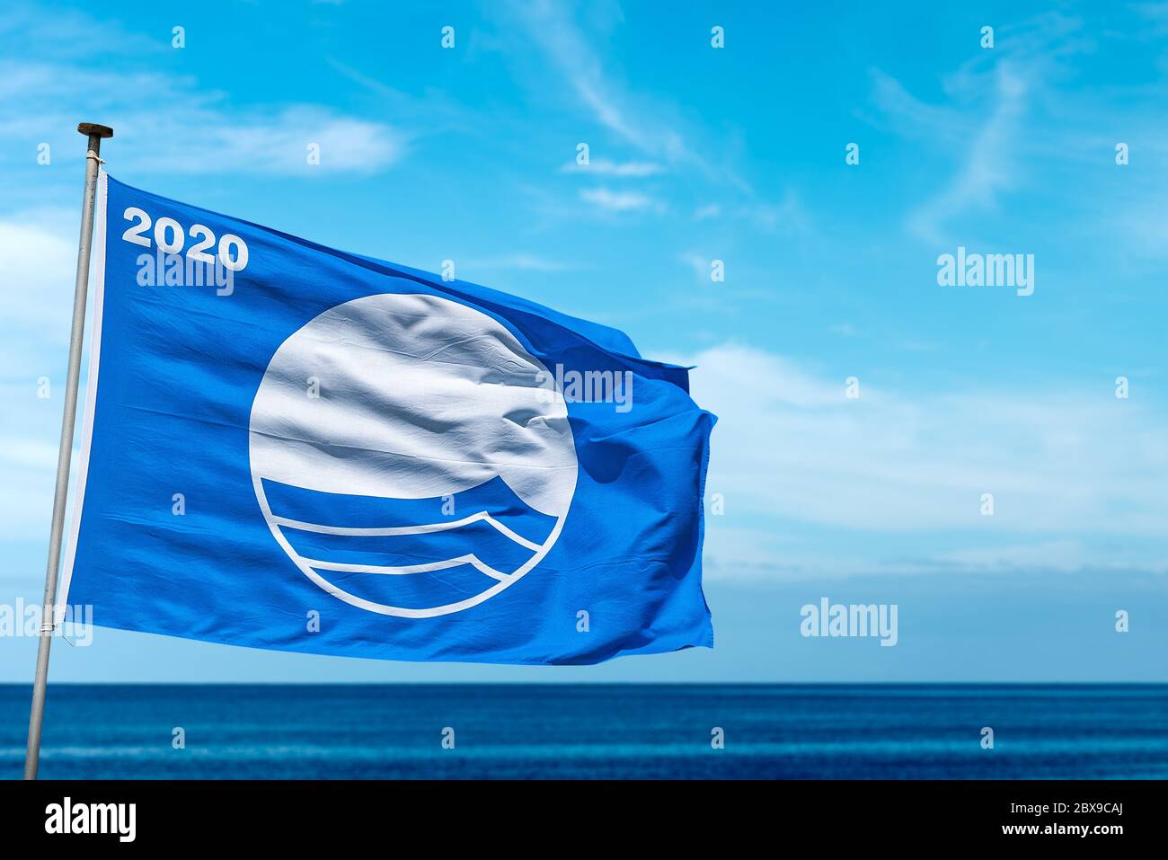Spiaggia Bandiera Blu 2020, simbolo di alta qualità delle località costiere con spiagge pulite e mare. TASSA (Fondazione per l'Educazione ambientale) Foto Stock