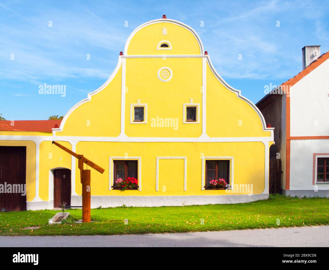 Pittoresca casa di Holasovice, piccolo villaggio rurale con rustica architettura barocca. Boemia meridionale, Repubblica Ceca. Sito patrimonio dell'umanità dell'UNESCO. Foto Stock