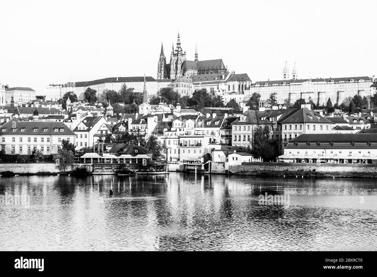 Castello di Praga all'alba, Praga, Repubblica Ceca. Immagine in bianco e nero. Foto Stock