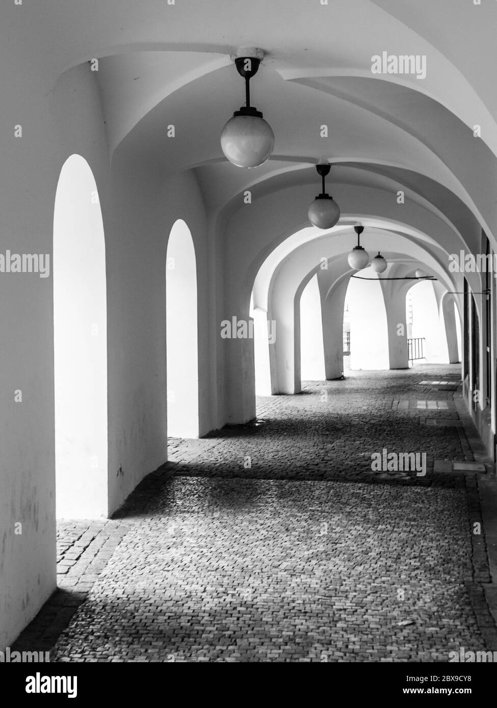 Vecchio porticato storico a Little Square nella Città Vecchia, Praga, Repubblica Ceca. Immagine in bianco e nero. Foto Stock