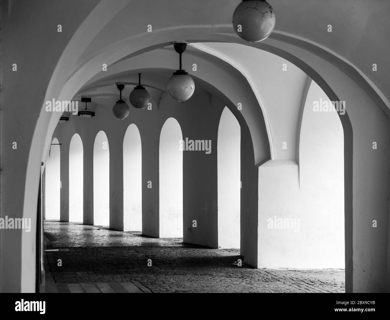 Vecchio porticato storico a Little Square nella Città Vecchia, Praga, Repubblica Ceca. Immagine in bianco e nero. Foto Stock