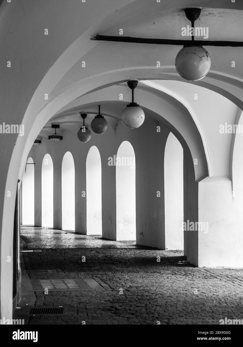 Vecchio porticato storico a Little Square nella Città Vecchia, Praga, Repubblica Ceca. Immagine in bianco e nero. Foto Stock