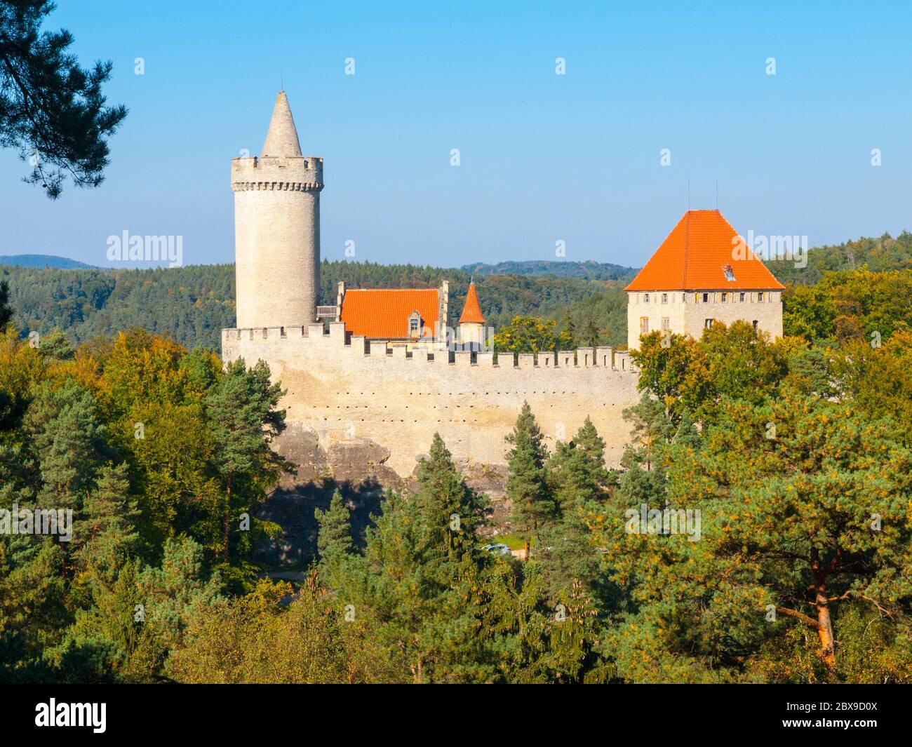 Castello gotico medievale Kokorin, Kokorinsko area protetta paesaggio, Repubblica Ceca. Foto Stock
