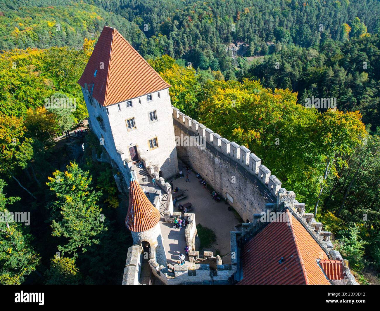 Castello medievale Kokorin. Vista dalla torre principale, Kokorinsko, Repubblica Ceca Foto Stock