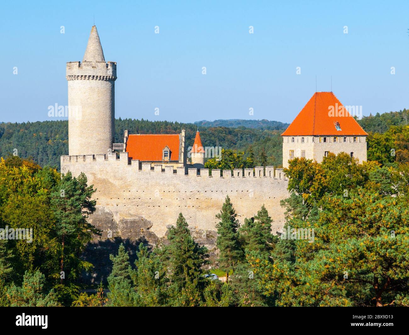 Castello gotico medievale Kokorin, Kokorinsko area protetta paesaggio, Repubblica Ceca. Foto Stock