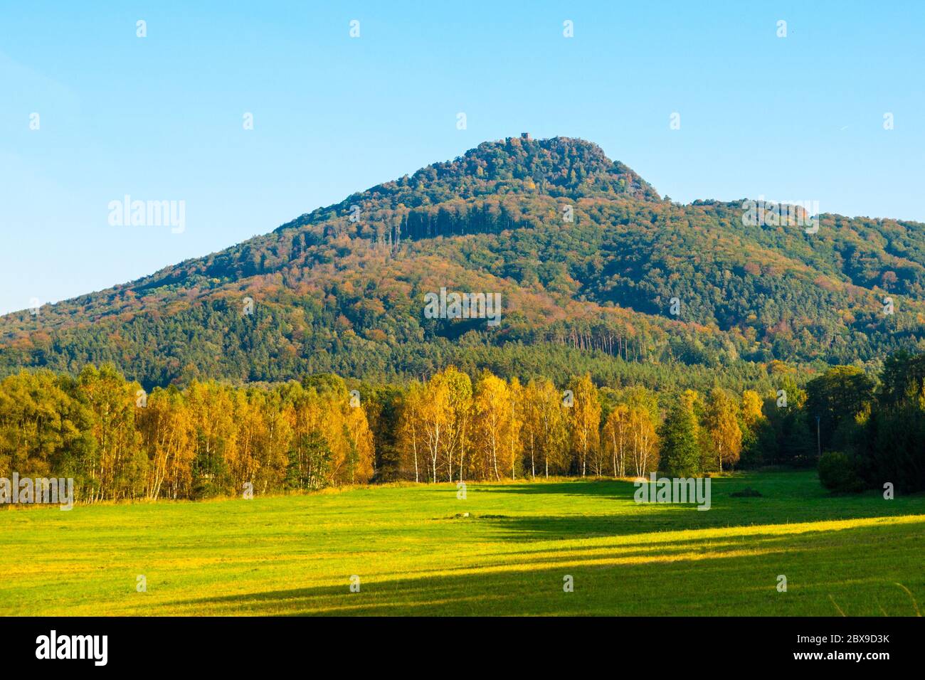 Montagna Ralsko in sole giornate autunnali. Boemia settentrionale, Repubblica Ceca. Foto Stock