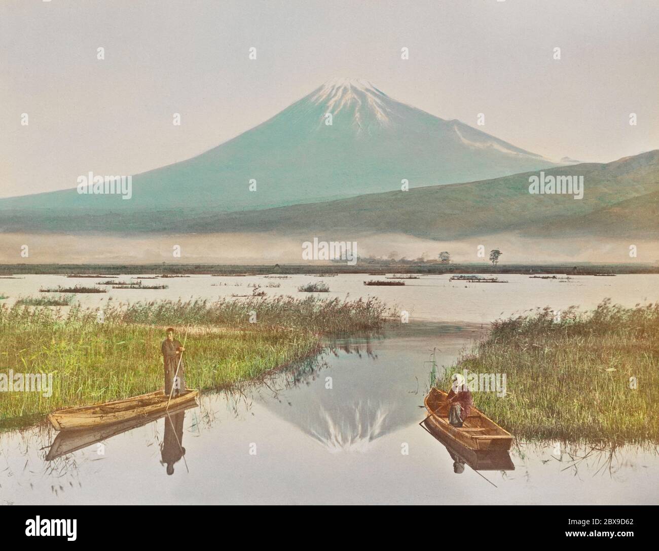 Monte Fuji visto da Kashiwabara; Kazumasa Ogawa (giapponese, 1860 - 1929); 1897; stampa in argento albume colorato a mano Foto Stock
