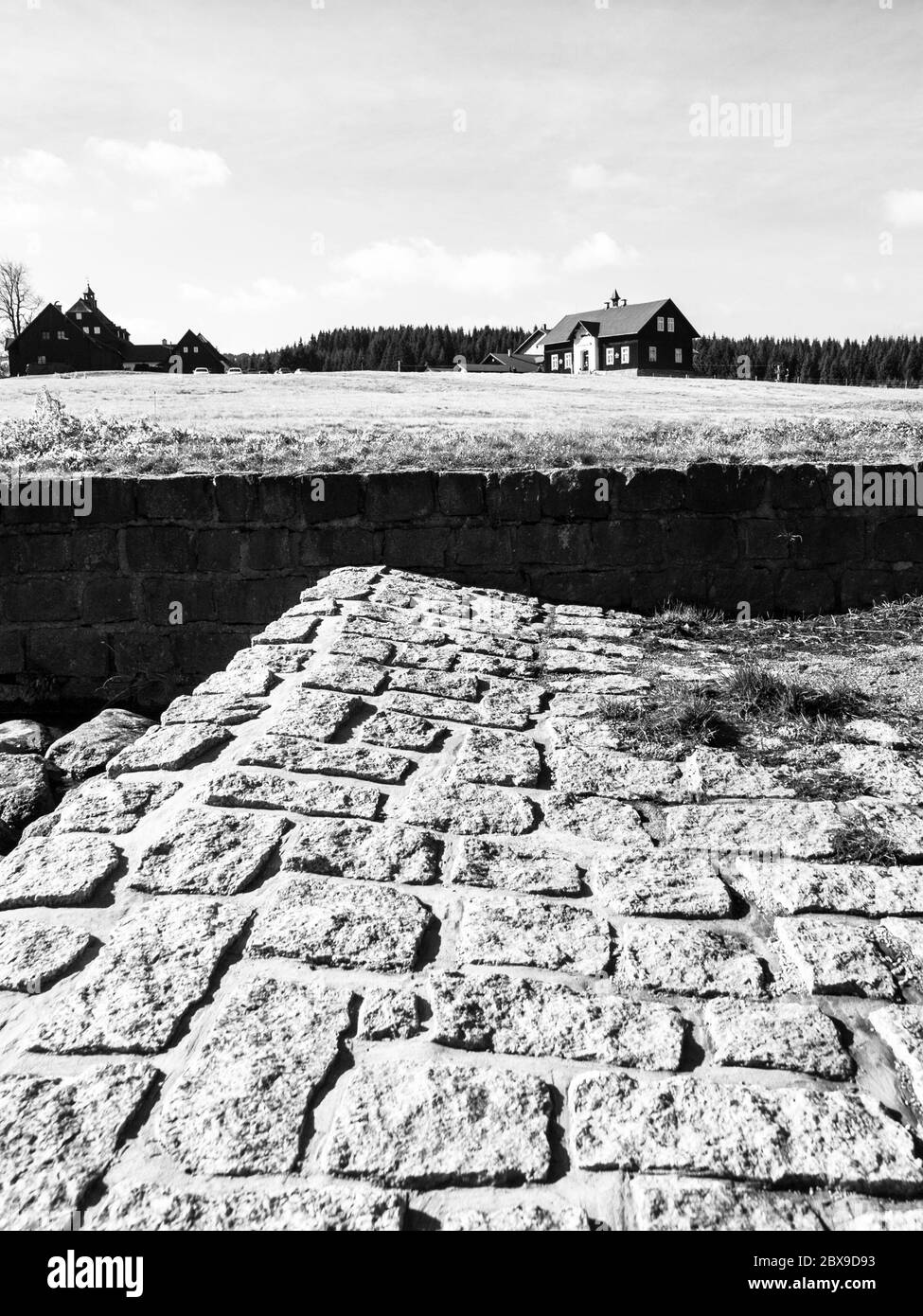 Casa rurale, ex scuola, nel villaggio di montagna Jizerka, Monti Jizera, Repubblica Ceca. Immagine in bianco e nero. Foto Stock