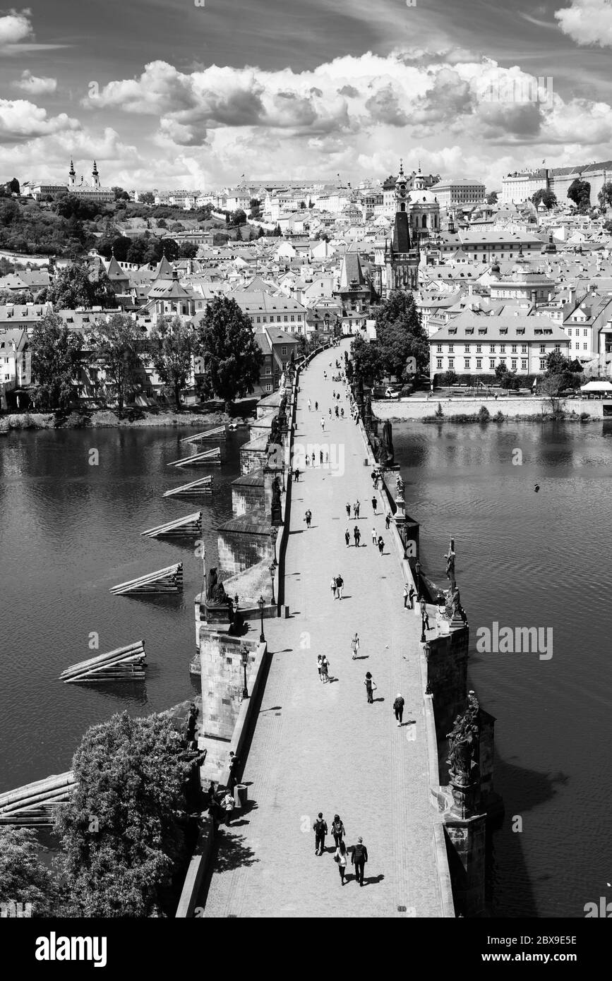 Panorama di Praga con il Castello di Praga e il Ponte Carlo sul fiume Moldava. Vista dalla Torre del Ponte della Citta' Vecchia, Repubblica Ceca. Immagine in bianco e nero. Foto Stock