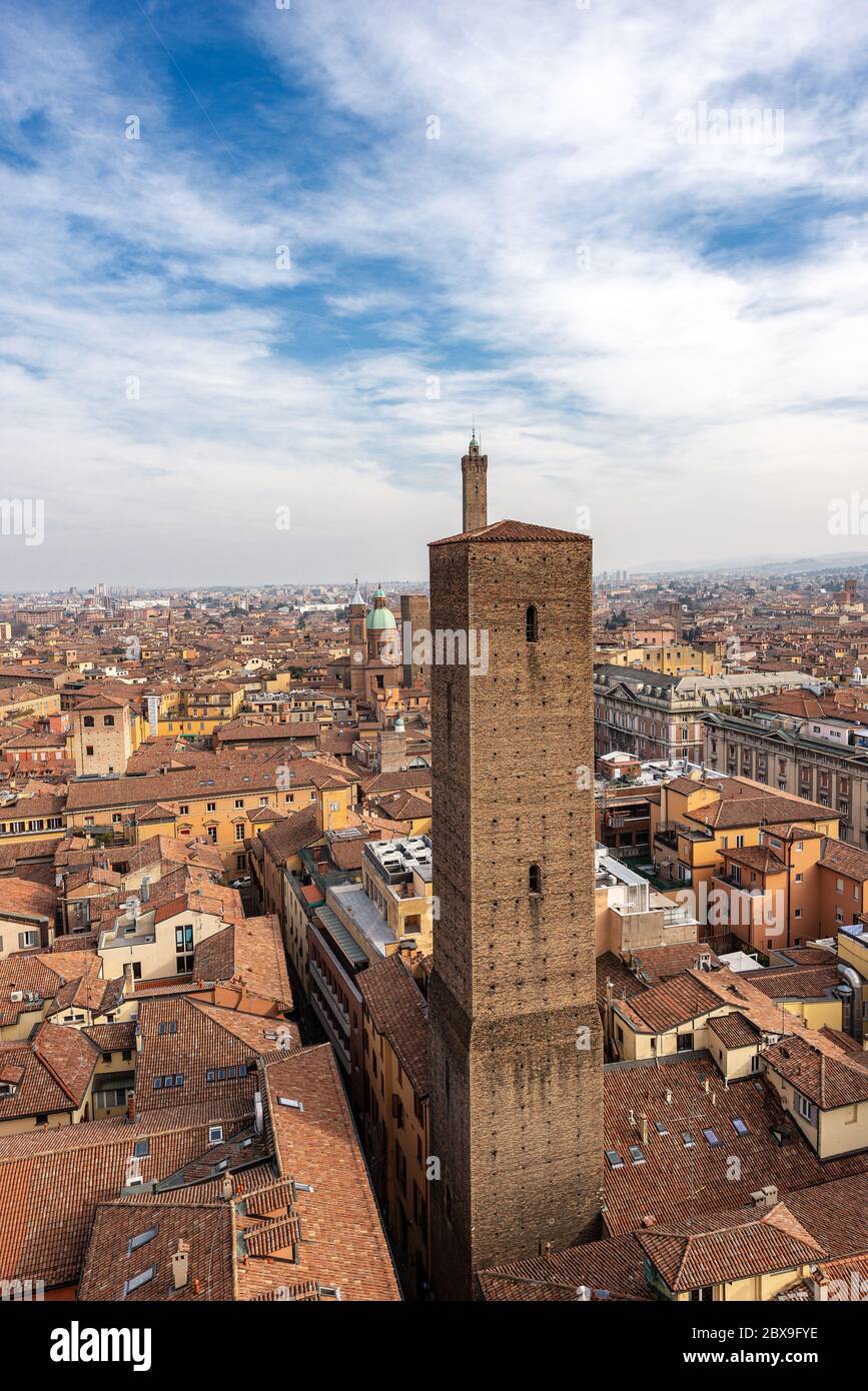 Bologna con la torre Azzoguidi, Garisenda e Asinelli e la Basilica dei Santi Bartolomeo e Gaetano (1516), Emilia-Romagna, Italia, Europa Foto Stock